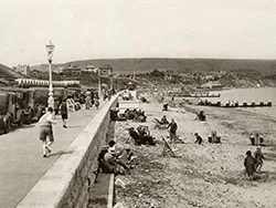 Shore Road and the beach in the 1930s - Ref: VS2208