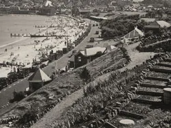 Shore Road and seafront in the 1930s - Ref: VS1990
