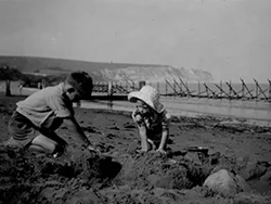 Children on Swanage beach after WWII - Ref: VS2532