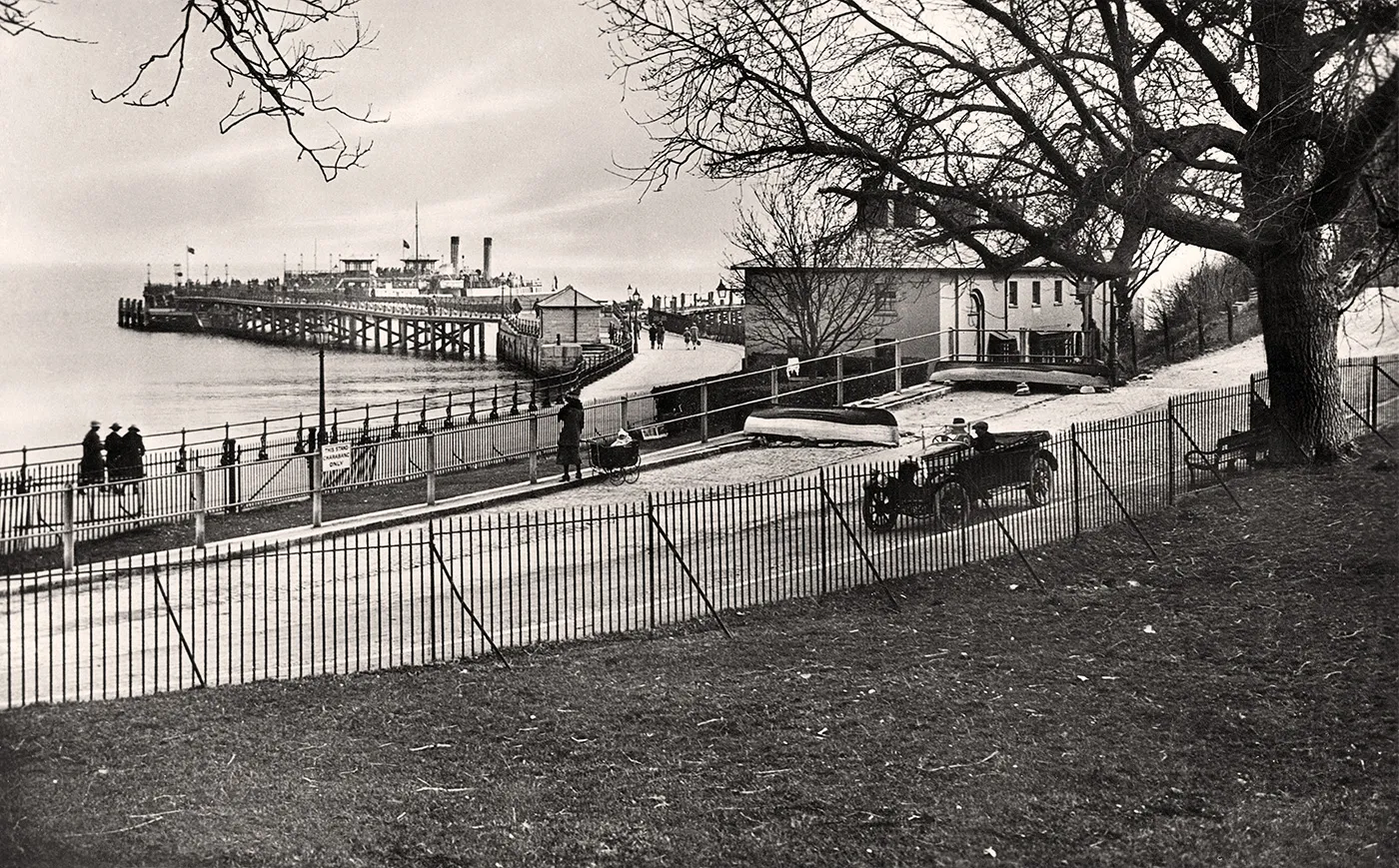 Swanage pier entrance in 1922