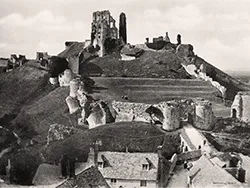 Corfe Castle and the square 1933 - Ref: VS1944