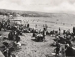 Busy Swanage Beach in 1938 - Ref: VS2363