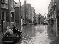 Click to view Flooded Kings Road East in 1951