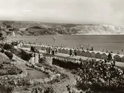 Shore Road and Beach Huts in the 1950s - Ref: VS2067