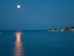 Click to view image Moon Rising