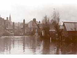 Click to view image Kings Road Floods in 1914 - 116