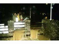 Click to view image Kings Road bridge Floods in 1981